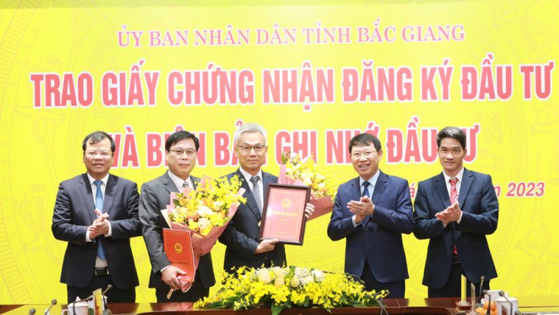 Ông Lê Ánh Dương trao giấy chứng nhận đăng ký đầu tư, giấy chứng nhận đăng ký DN và tặng hoa các doanh nghiệp