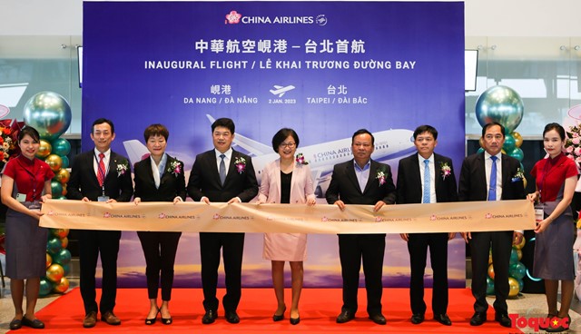 Các đại biểu thực hiện nghi thức khai trương đường bay Đà Nẵng - Đài Bắc.