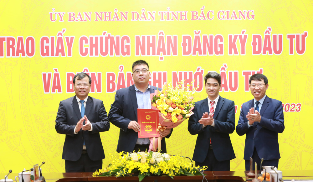 Lãnh đạo Ban Quản lý các KCN tỉnh trao Biên bản ghi nhớ giữa nhà đầu tư Hainan Longi Green Energy Technology Company Limited và Ban Quản lý các KCN tỉnh