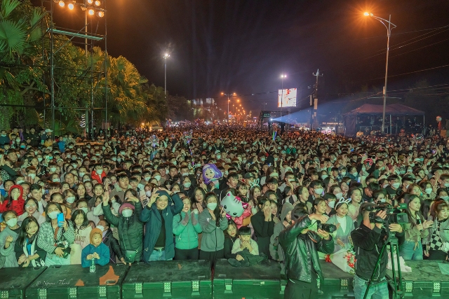 Hàng nghìn du khách và người dân địa phương tham gia Phong Nha Countdown Party 2023.