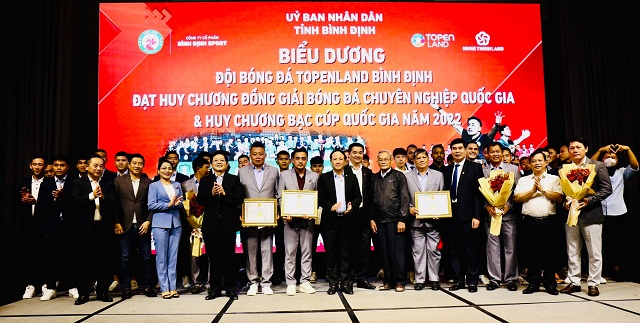 L&atilde;nh đạo Tỉnh uỷ, HĐND, UBND, Uỷ ban MTTQ Việt Nam tỉnh B&igrave;nh Định; l&atilde;nh đạo Tập đo&agrave;n Hưng Thịnh, C&ocirc;ng ty CP TopenLand Việt Nam&nbsp;chia vui với CLB b&oacute;ng đ&aacute; TopenLand B&igrave;nh.
