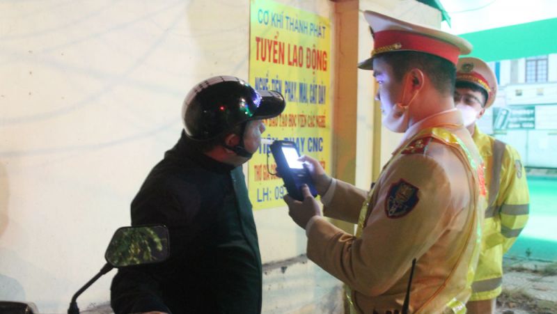 Cảnh sát giao thông Công an TP Bắc Giang kiểm tra nồng độ cồn của lái xe mô tô. Người đàn ông này có nồng độ cồn ở mức 0,646 miligam/lít khí thở
