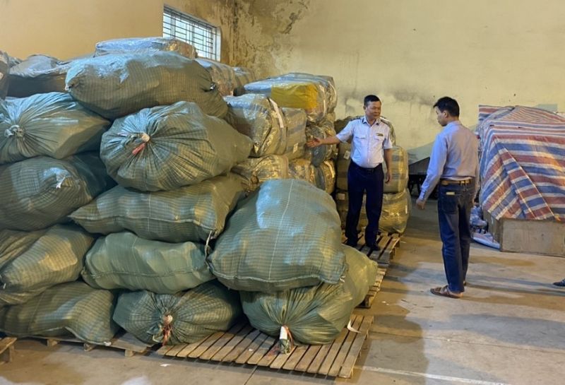 Cục Quản lý thị trường Bắc Ninh chuyển giao vụ kinh doanh 8.000 đôi giầy giả mạo nhãn hiệu sang Công an điều tra làm rõ