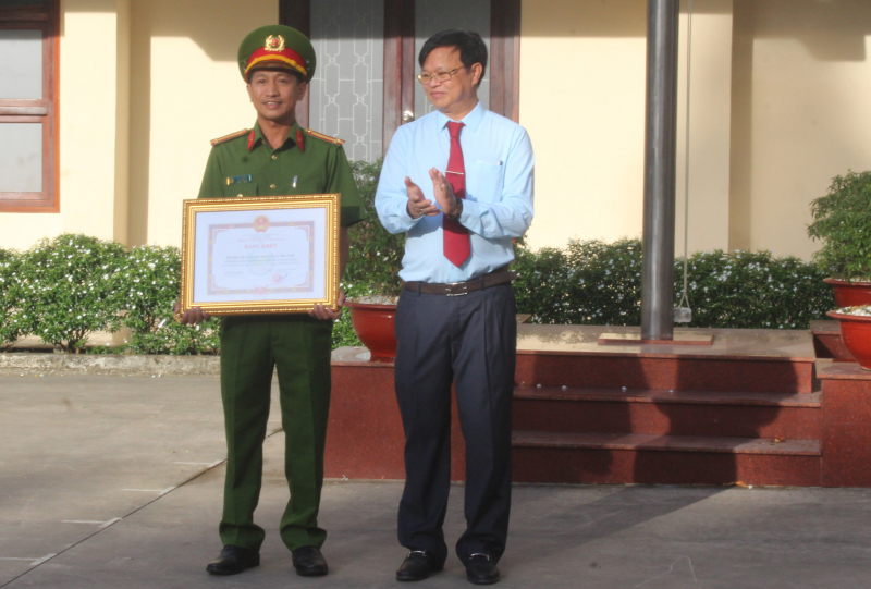 Chủ tịch UBND tỉnh Đồng Nai tặng Bằng khen cho Đội Cảnh sát PCCC và CNCH khu vực Nhơn Trạch.