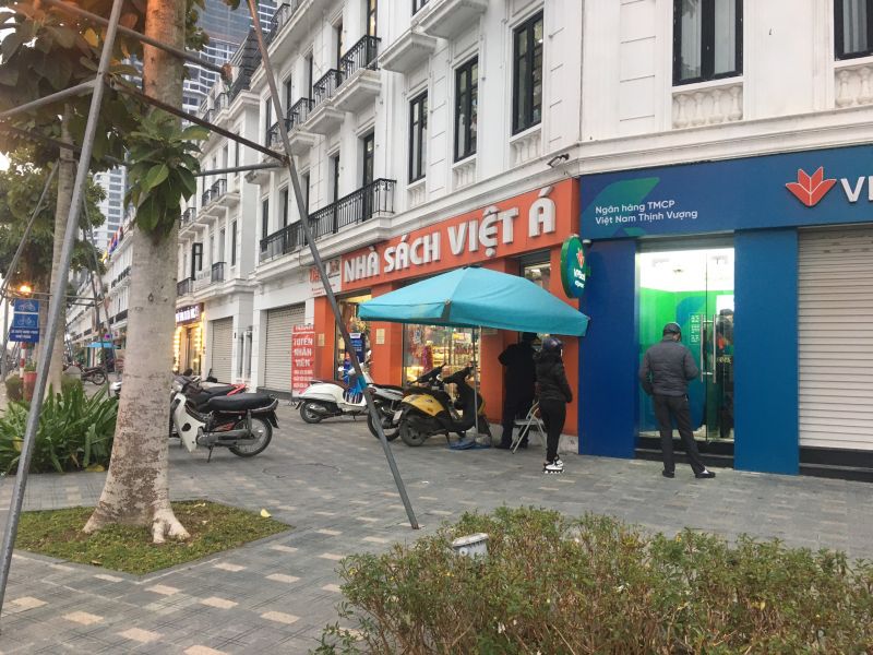 Việt Á Book bày bán hàng hóa nước ngoài không tem nhãn phụ Tiếng Việt, cơ quan Quản lý thị trường đang tiến hành kiểm tra