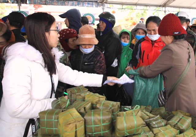 Gian hàng bánh chưng tại phiên chợ