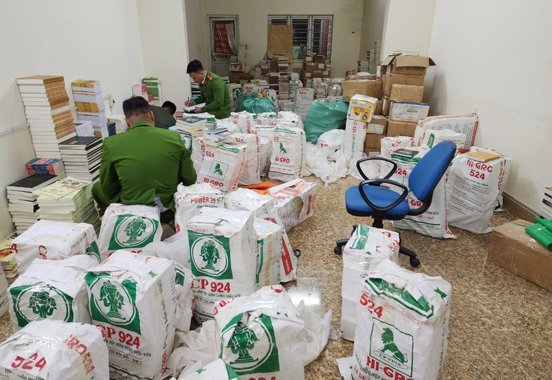 Khởi tố, bắt tạm giam 03 đối tượng sản xuất hơn 100 tấn sách giả