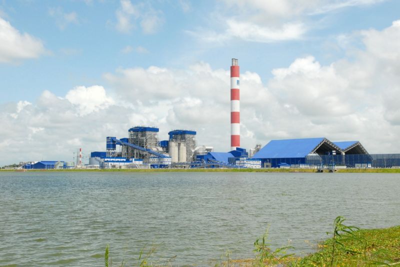 Nhà máy nhiệt điện Sông Hậu 1 có công suất 1.200MW, số giờ vận hành cực đại là 6.500 giờ/năm, điện năng sản xuất 7.800 GWh/năm và điện năng thương phẩm 7.301 GWh/năm
