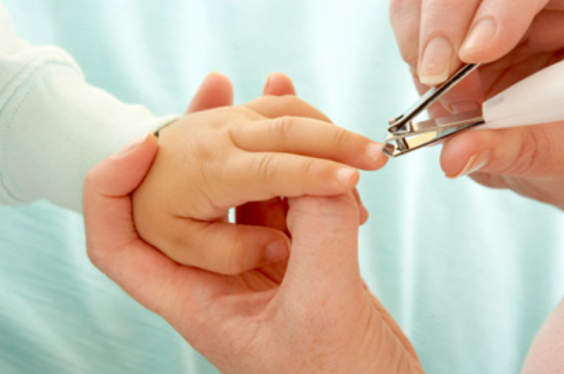 Phụ huynh nên cắt móng tay cho trẻ khi bị thủy đậu Phụ huynh nên cắt móng tay cho trẻ khi bị thủy đậu