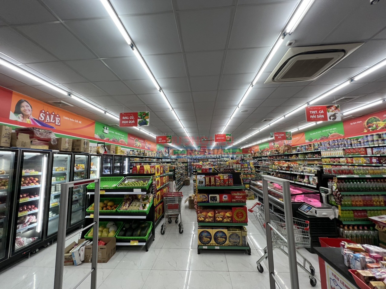 Siêu thị T-Mart tại phường Ninh Xá, thành phố Bắc Ninh, tỉnh Bắc Ninh dù mới khai trương đã bày bán nhiều sản phẩm hết hạn sử dụng, cận date