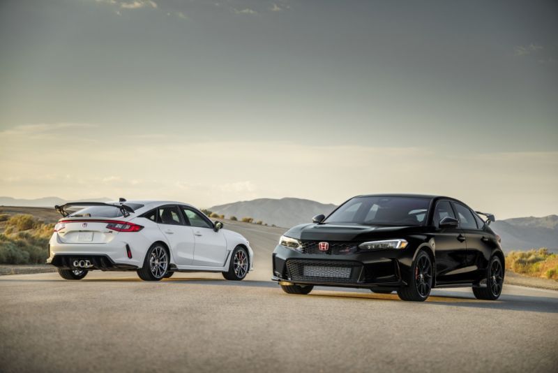 Honda Civic Type R thế hệ thứ sáu có giá gần 2,4 tỷ đồng tại Việt Nam