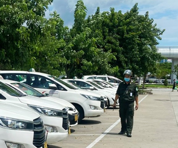 Lực lượng An ninh hàng không thường xuyên giám sát chặt chẽ hoạt động của các xe taxi, Grab tại sân bay quốc tế Đà Nẵng