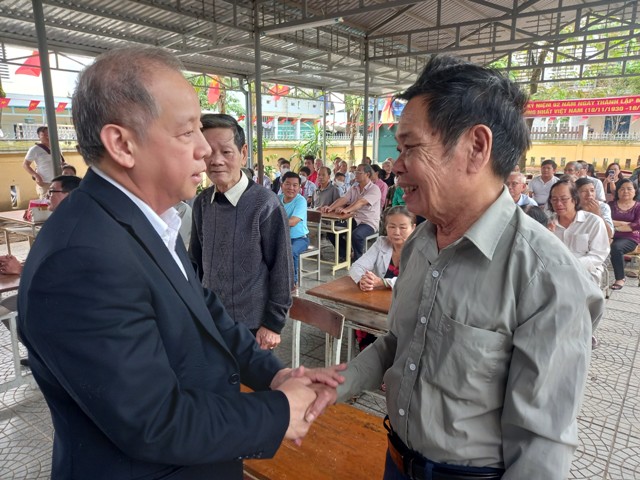 Phó Bí thư thường trực Phan Ngọc Thọ rất quan tâm thăm hỏi người dân Cồn Hến (Vỹ Dạ)