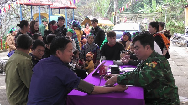 Bộ đội Biên phòng tổ chức khám chữa bệnh cho nhân dân tổ dân phố Sín Chải, thị trấn Si Ma Cai
