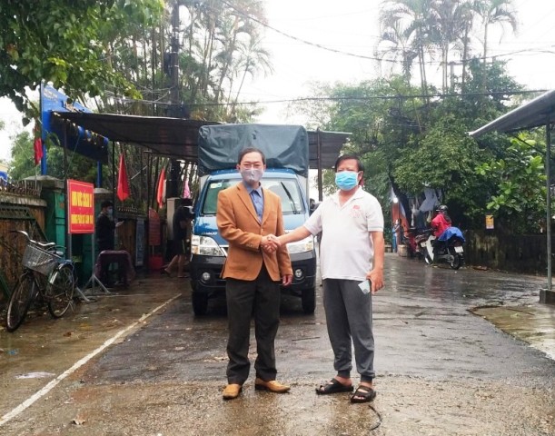 Ông Nguyễn Hoài Phương (bên trái) mừng rỡ bắt tay người dân tổ 13 khi tổ này được dỡ phong toả, hết dịch Covid- 19