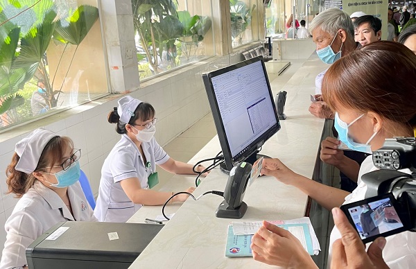 Người dân sử dụng thẻ căn cước công dân gắn chíp để đăng ký khám bệnh