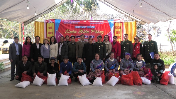 Lãnh đạo huyện Si Ma Cai cùng các đơn vị đồng hành tặng quà cho các hộ dân, tại tổ dân phố Sín Chải, thị trấn Si Ma Cai.
