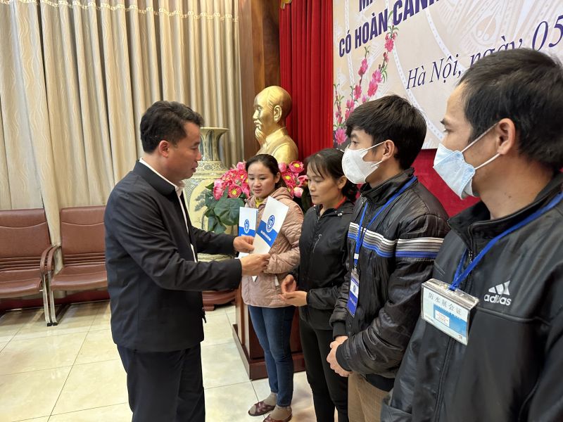 Tổng giám đốc Bảo hiểm xã hội Việt Nam Nguyễn Thế Mạnh trao quà cho các bệnh nhân