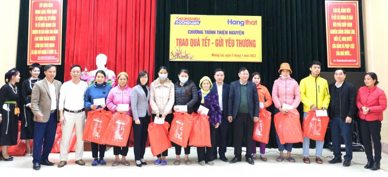 Thương hiệu và Công luận phối hợp trao tặng 250 suất quà Tết tới các hộ nghèo tỉnh Yên Bái
