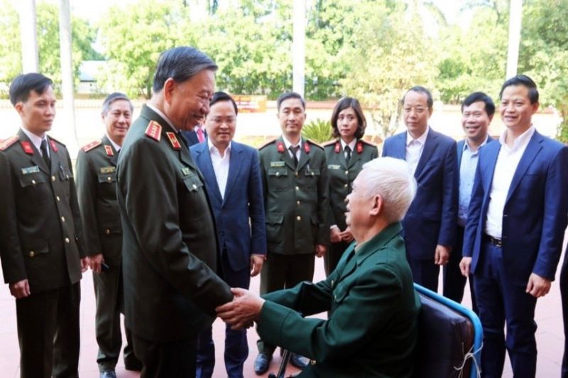 Bộ trưởng Bộ Công an Tô Lâm thăm hỏi, động viên các thương, bệnh binh tại Trung tâm điều dưỡng thương binh Thuận Thành