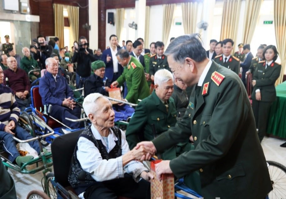 Bộ trưởng Bộ Công an Tô Lâm tặng quà Tết cho các thương, bệnh binh