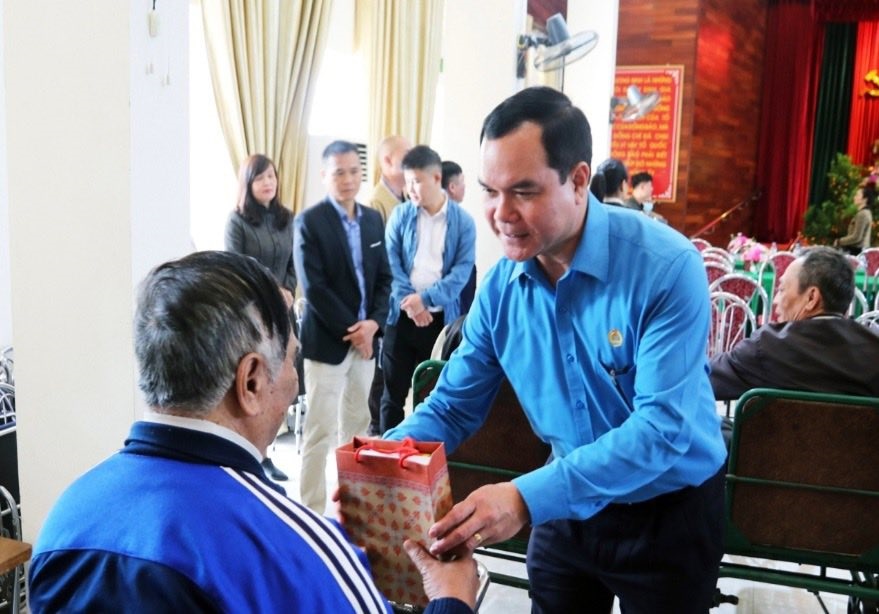 Chủ tịch Tổng Liên đoàn Lao động Việt Nam Nguyễn Đình Khang tặng quà cho các thương, bệnh binh