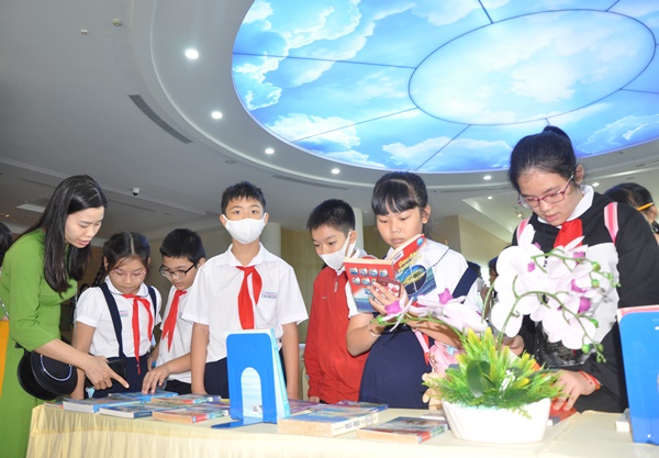 Giáo viên cùng các em học sinh Trường Tiểu học Bùi Thị Xuân tìm hiểu kiến thức, tư liệu lịch sử về chủ quyền biển đảo