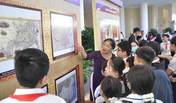 Cô Nguyễn Thị Thu Trà, Phó Hiệu trưởng Trường Tiểu học Bùi Thị Xuân giải thích cho các em học sinh những thông tin tư liệu lịch sử liên quan đến chủ quyền biển đảo