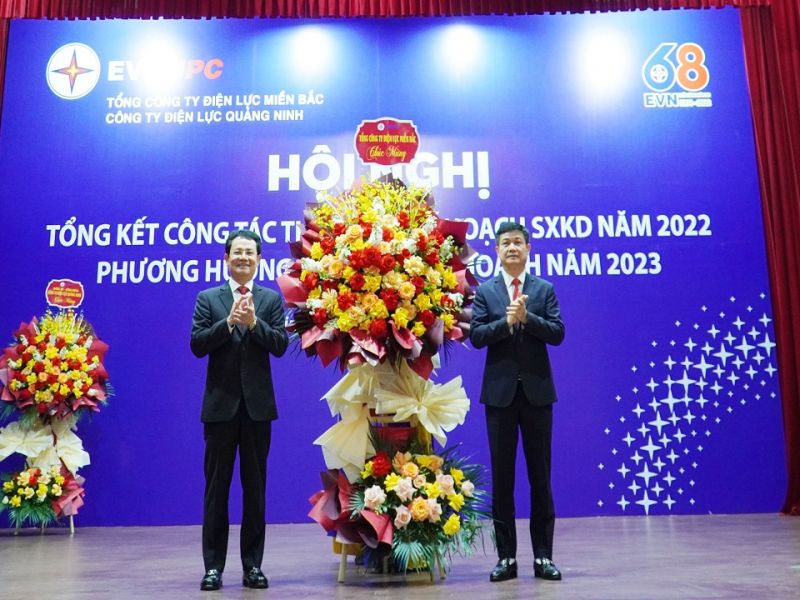 9133Ông Nguyễn Đức Thiện - Tổng Giám đốc EVNNPC tặng hoa chúc mừng Hội nghị tổng kết năm 2022 của PC Quảng Ninh