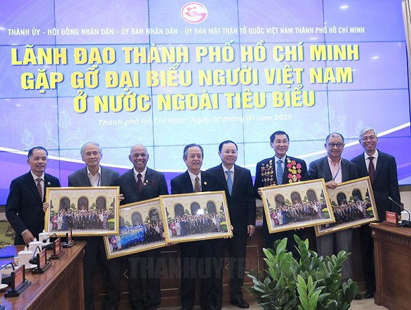 Lãnh đạo TP. Hồ Chí Minh tặng hình lưu niệm cho đại diện các đại biểu tham dự chương trình