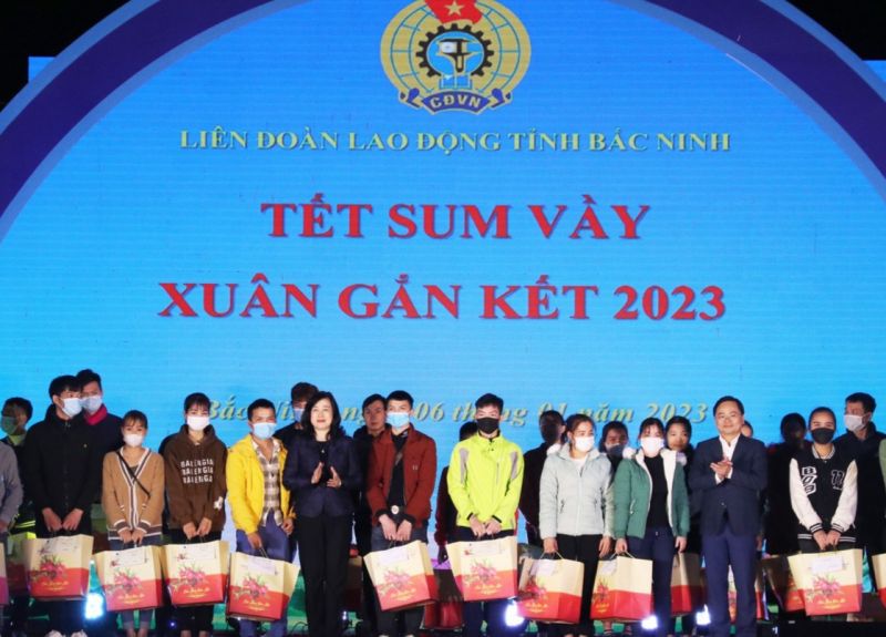 Bộ trưởng Bộ Y tế Đào Hồng Lan và Bí thư Tỉnh ủy Nguyễn Anh Tuấn trao quà Tết cho các công nhân lao động