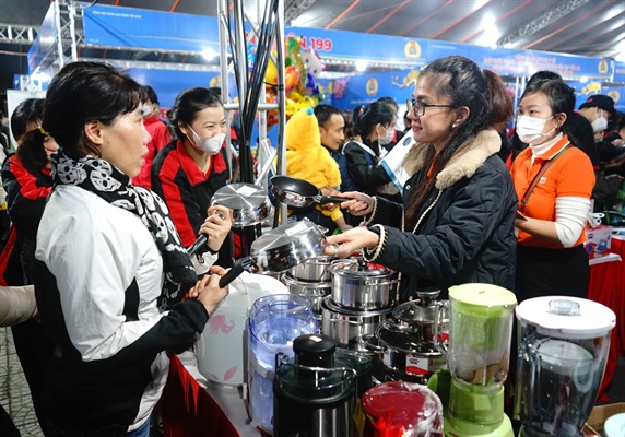 Chợ Tết Công đoàn tại TP.Đà Nẵng thu hút hơn 2.000 đoàn viên, người lao động tìm đến mua sắm Chợ Tết Công đoàn tại TP.Đà Nẵng thu hút hơn 2.000 đoàn viên, người lao động tìm đến mua sắm