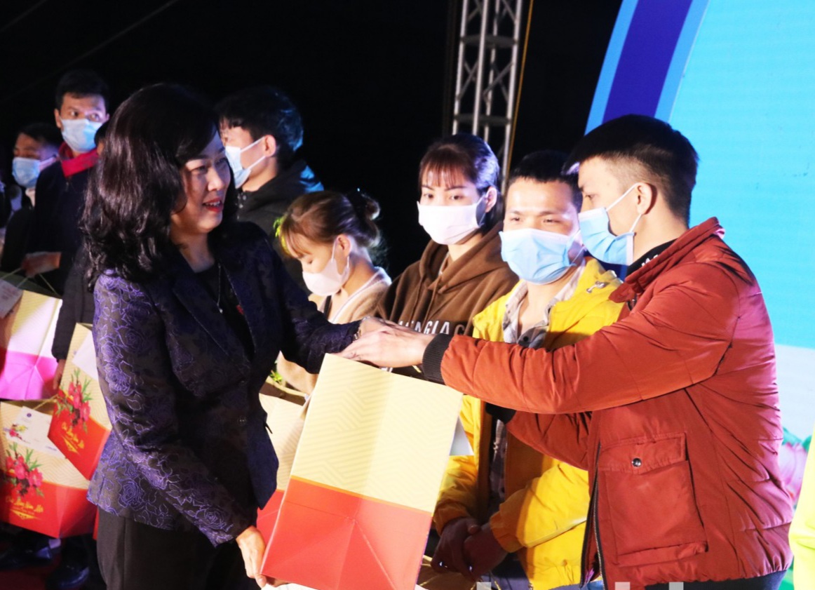 Bộ trưởng Bộ Y tế Đào Hồng Lan trao quà cho công nhân lao động