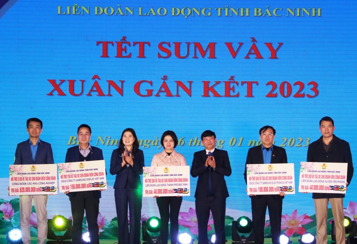 Phó Chủ tịch UBND tỉnh Ngô Tân Phượng và Phó Trưởng Đoàn ĐBQH tỉnh Trần Thị Vân trao hỗ trợ vé xe về quê ăn Tết cho công nhân lao động