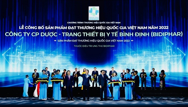 BIDIPHAR là một trong những doanh nghiệp ở Bình Định nhiều năm liền được vinh danh “Top 500 Doanh nghiệp tư nhân lớn nhất Việt Nam”. Trong ảnh: Đại diện lãnh đạo BIDIPHAR (hàng đầu,thứ 04 từ phải qua) tại Lễ công bố “Sản phẩm đạt thương hiệu quốc gia Việt Nam năm 2022”.