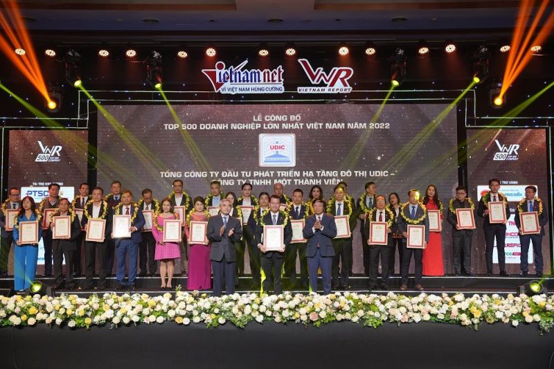 Đại diện UDIC nhận vinh danh Top 500 doanh nghiệp lớn nhất Việt Nam năm 2022