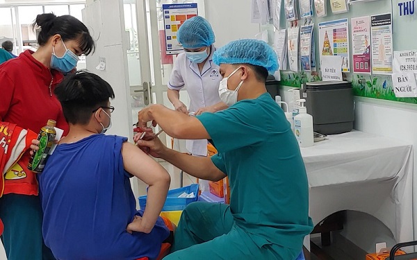 TP. Hồ Chí Minh tổ chức tiêm vaccine Covid-19 cao điểm xuyên Tết