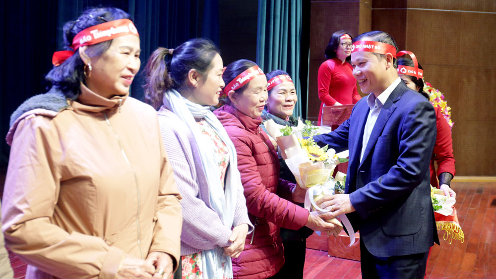 Ông Mai Sơn Phó Chủ tịch Thường trực UBND tỉnh, Trưởng BCĐ vận động HMTN tỉnh Bắc Giang chúc mừng các dòng họ tiêu biểu trong phong trào HMTN năm 2022