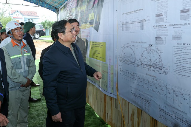 Thủ tướng xem bình đồ hướng tuyến dự án cao tốc Bắc - Nam đoạn Quy Nhơn-Chí Thạnh - Ảnh: VGP/Nhật Bắc