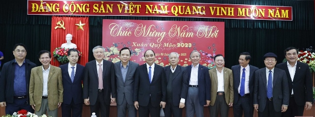 Chủ tịch nước Nguyễn Xuân Phúc chụp ảnh cùng các đại biểu dự buổi gặp mặt.