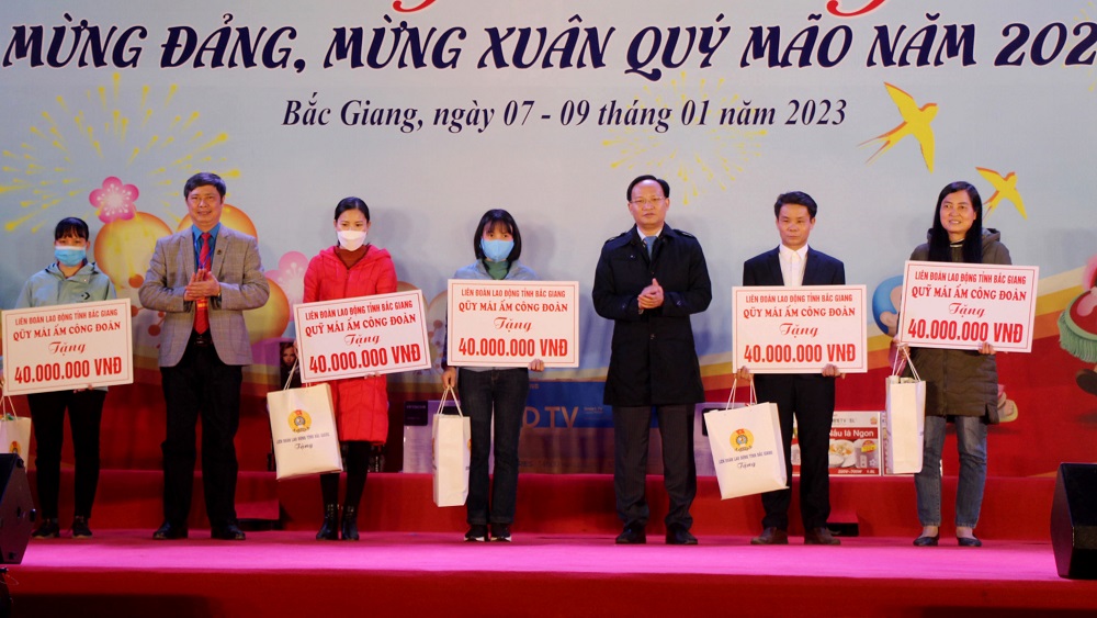 Ông Phạm Văn Thịnh và Nguyễn Văn Cảnh trao kinh phí hỗ trợ xây dựng nhà 