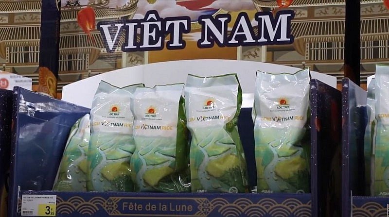 Gạo Việt Nam ở các quầy, kệ lớn tại các siêu thị Châu Âu. Ảnh internet