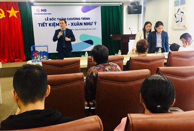 &Ocirc;ng Nguyễn Hữu Th&agrave;nh (đứng trong c&ugrave;ng, b&ecirc;n tr&aacute;i) ph&aacute;t biểu tại Lễ bốc thăm Chương tr&igrave;nh &ldquo;Tiết kiệm MB - Xu&acirc;n Như &yacute;&rdquo;.