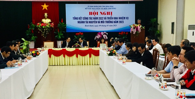 Các ông Nguyễn Tuấn Thanh và Lê Văn Tùng (ngồi giữa) chủ trì Hội nghị “Tổng kết công tác năm 2022 và triển khai nhiệm vụ ngành TN&MT Bình Định năm 2023”. Các ông Nguyễn Tuấn Thanh và Lê Văn Tùng (ngồi giữa) chủ trì Hội nghị “Tổng kết công tác năm 2022 và triển khai nhiệm vụ ngành TN&MT Bình Định năm 2023”.