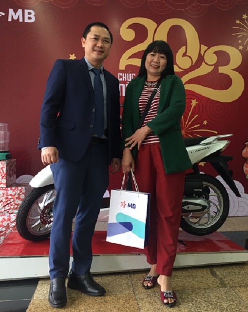 L&atilde;nh đạo Chi nh&aacute;nh MB B&igrave;nh Định (b&ecirc;n tr&aacute;i) chia vui với kh&aacute;ch h&agrave;ng Nguyễn Thị Lan Hương.