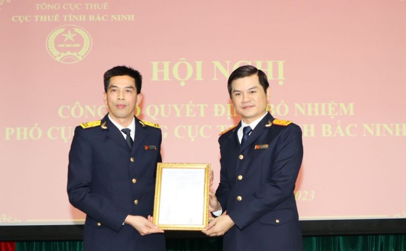 Phó Tổng Cục trưởng Tổng cục Thuế Vũ Chí Hùng trao Quyết định bổ nhiệm cho ông Nguyễn Văn Vĩnh.