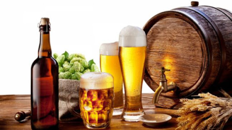Hạn chế tối đa uống rượu bia vì có thể làm tái phát cơn gout cấp