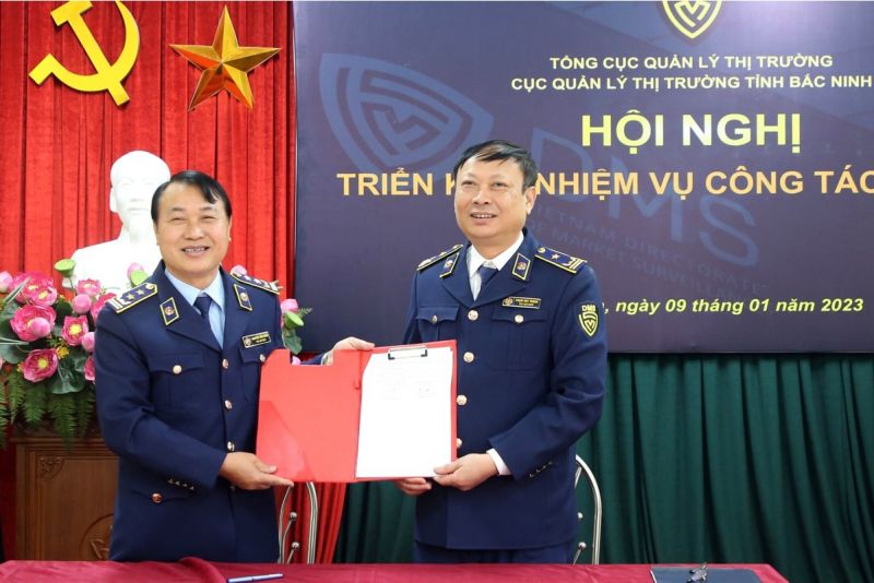 Cục trưởng Cục QLTT tỉnh Bắc Ninh ký kết Quy chế phối hợp với Chủ tịch Công đoàn Cục QLTT tỉnh
