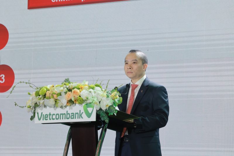 Đ/c Đỗ Việt Hùng - Phó Bí thư Thường trực Đảng ủy, Thành viên HĐQT Vietcombank trình bày báo cáo tại Hội nghị
