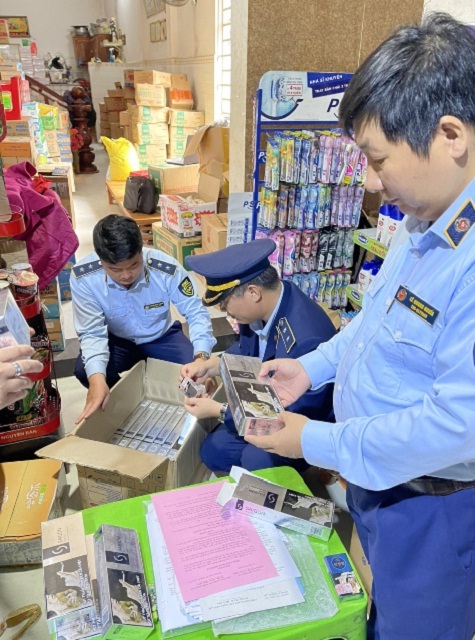 Lực lượng QLTT Quảng Ngãi kiểm tra một lô thuốc lá giả mạo nhãn hiệu SAIGON.